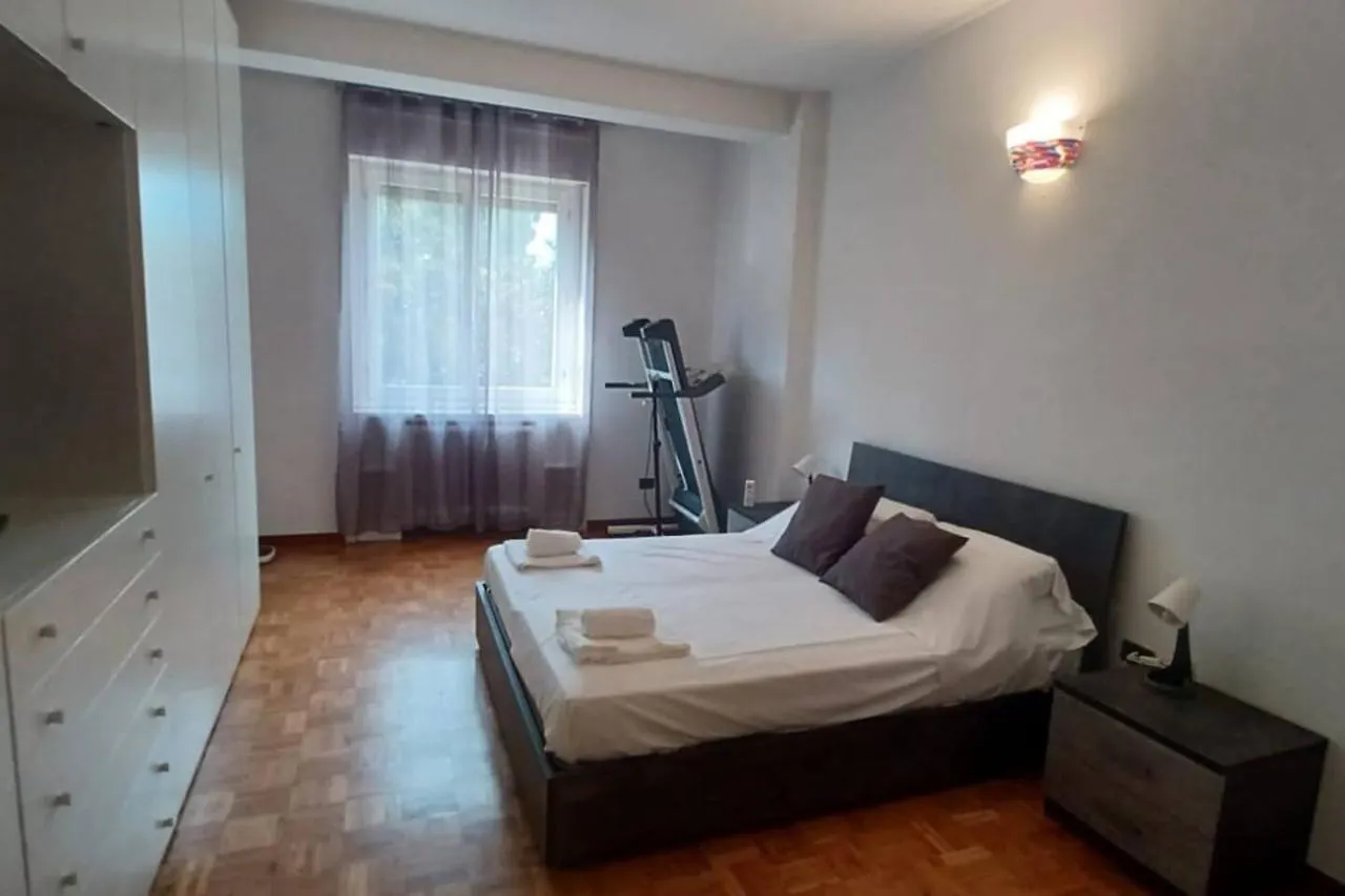 Lagosta Home-Isola Milan location